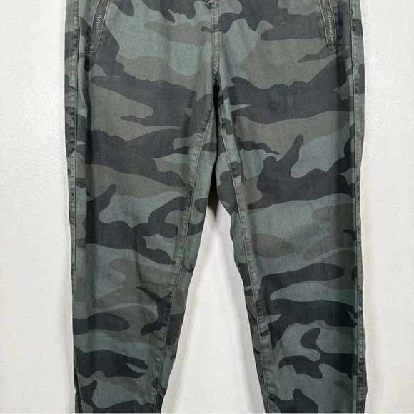 Aritzia Womens Size Xsmall Tna Alix  Camo Jogger - Picture 6 of 13